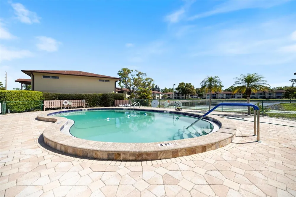 4522 NARRAGANSET TRAIL #84 Sarasota, FL 34233