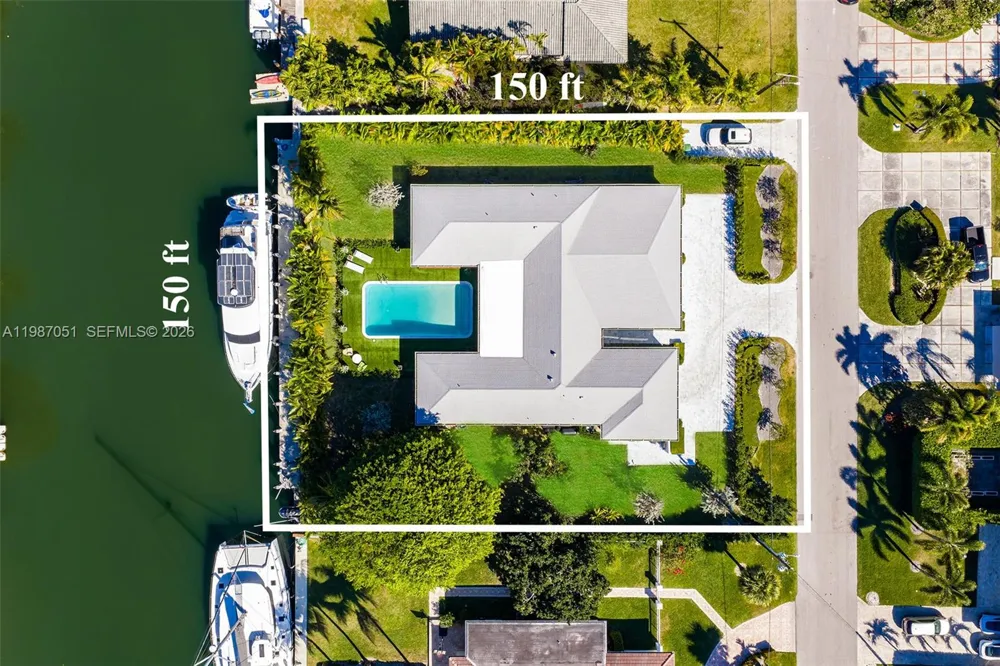 424 Alamanda Dr Hallandale Beach, FL 33009