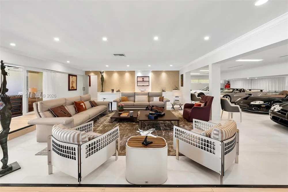 424 Alamanda Dr Hallandale Beach, FL 33009