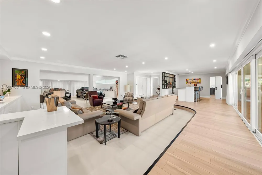 424 Alamanda Dr Hallandale Beach, FL 33009
