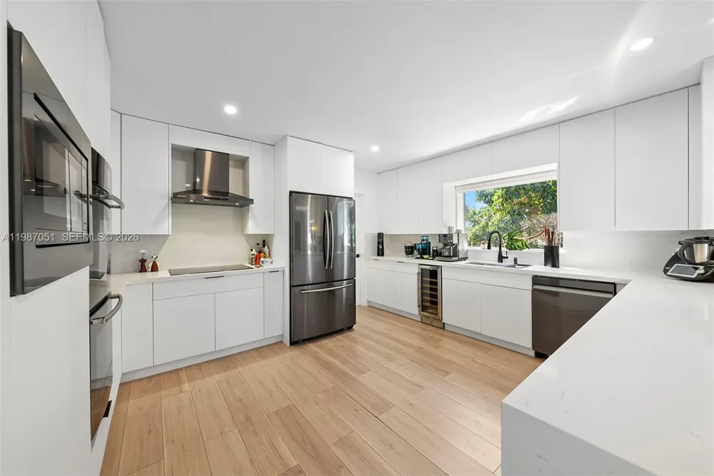 424 Alamanda Dr Hallandale Beach, FL 33009