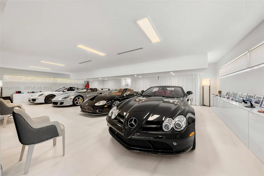 424 Alamanda Dr Hallandale Beach, FL 33009