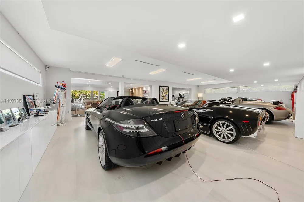424 Alamanda Dr Hallandale Beach, FL 33009