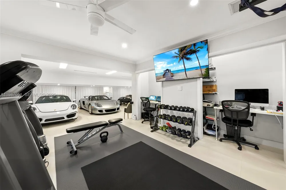 424 Alamanda Dr Hallandale Beach, FL 33009