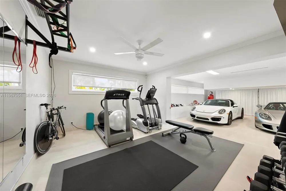424 Alamanda Dr Hallandale Beach, FL 33009