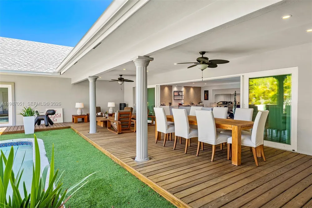424 Alamanda Dr Hallandale Beach, FL 33009