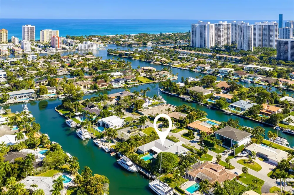 424 Alamanda Dr Hallandale Beach, FL 33009