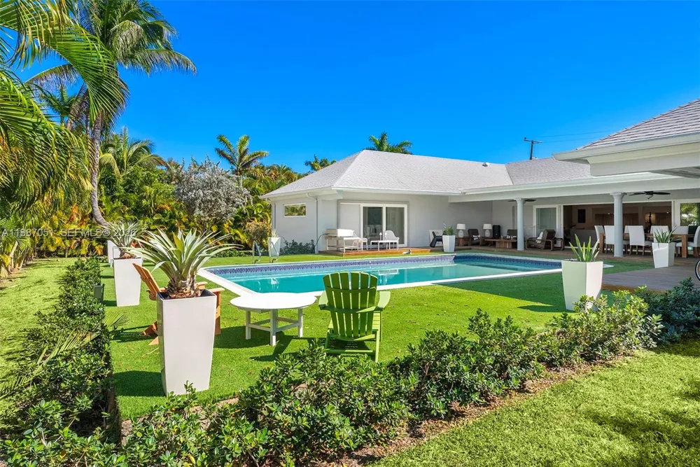 424 Alamanda Dr Hallandale Beach, FL 33009