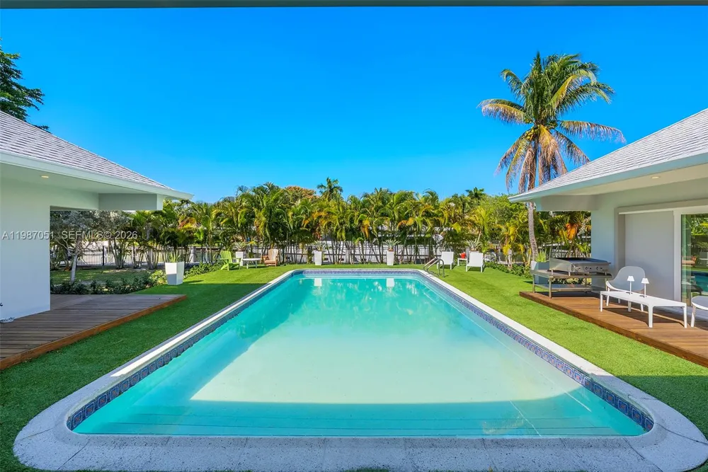 424 Alamanda Dr Hallandale Beach, FL 33009