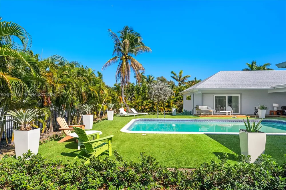 424 Alamanda Dr Hallandale Beach, FL 33009