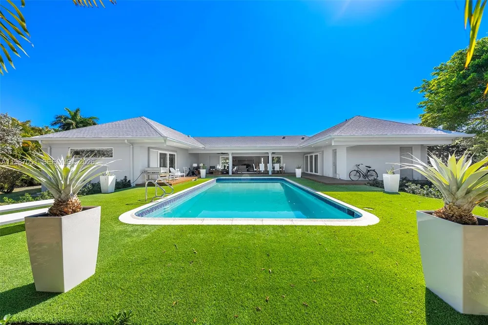 424 Alamanda Dr Hallandale Beach, FL 33009