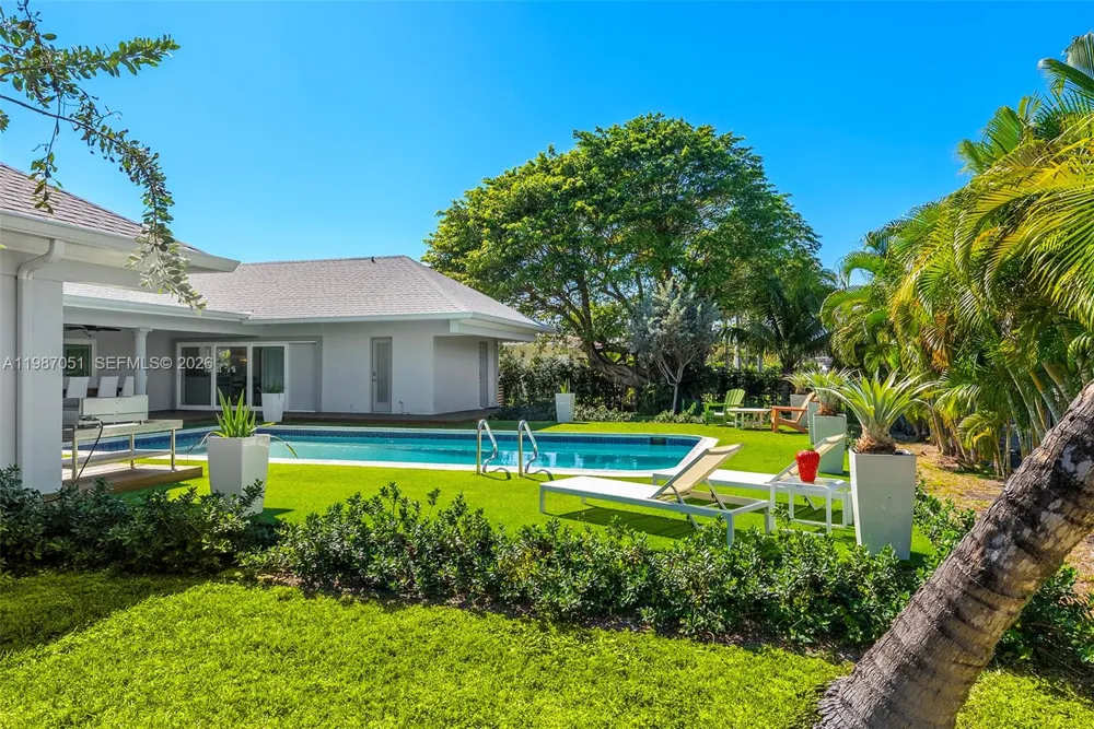 424 Alamanda Dr Hallandale Beach, FL 33009