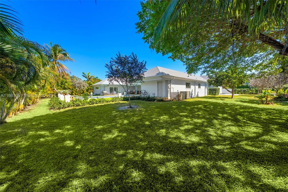 424 Alamanda Dr Hallandale Beach, FL 33009