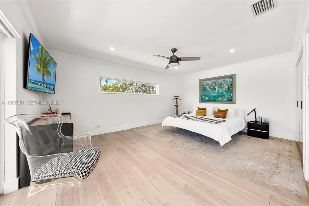 424 Alamanda Dr Hallandale Beach, FL 33009