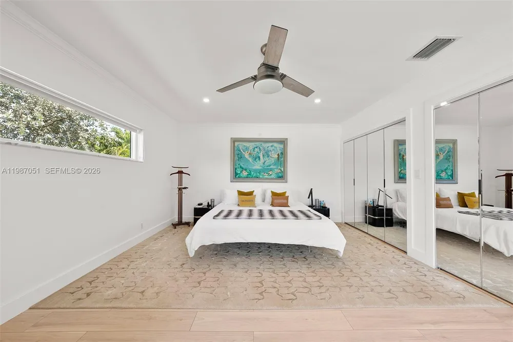 424 Alamanda Dr Hallandale Beach, FL 33009