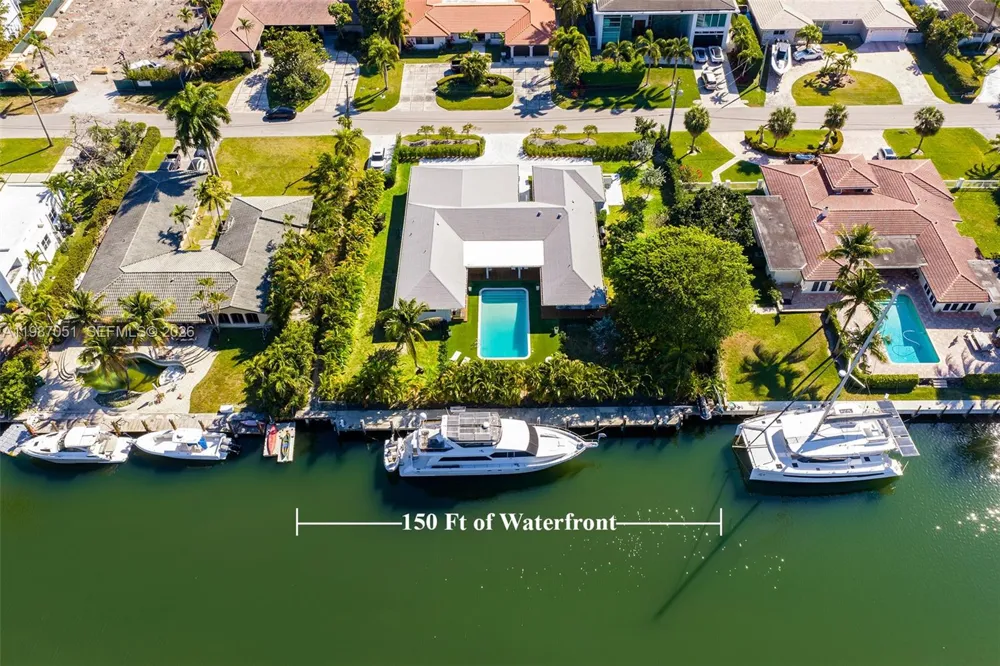 424 Alamanda Dr Hallandale Beach, FL 33009
