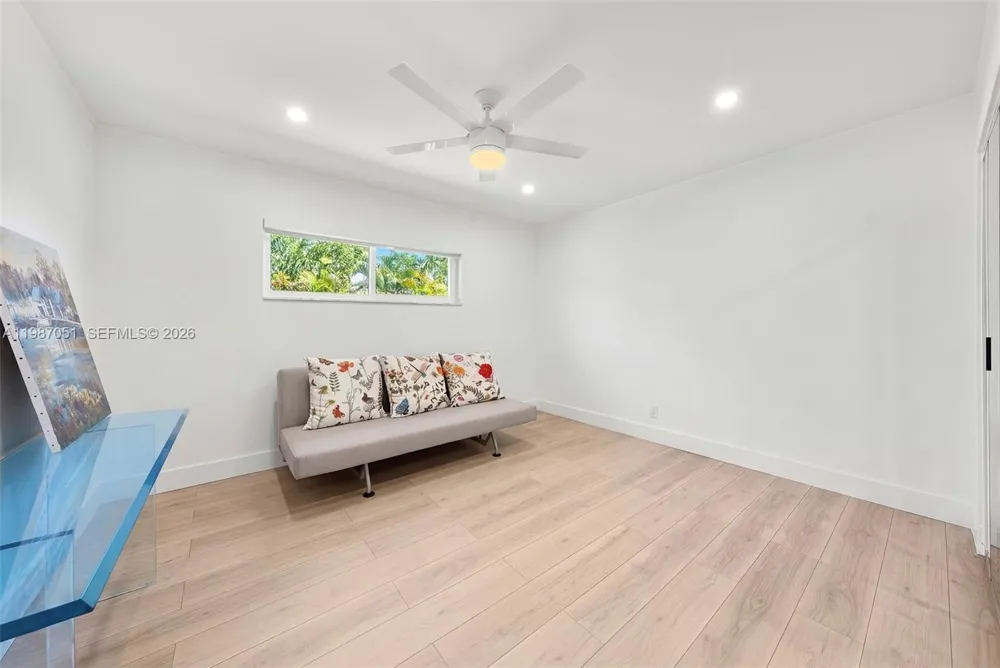 424 Alamanda Dr Hallandale Beach, FL 33009
