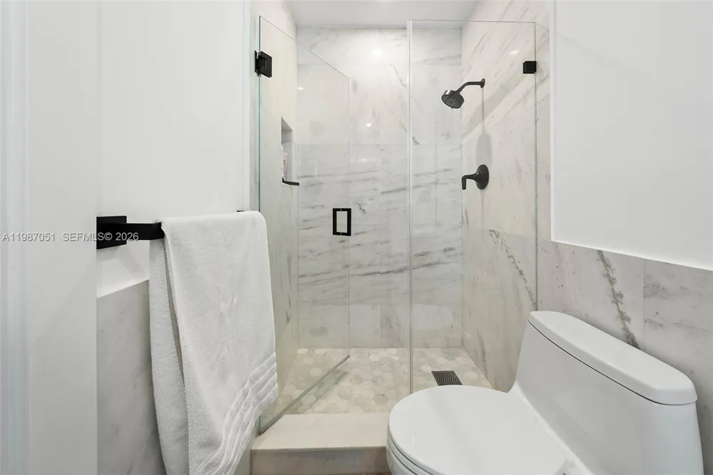 424 Alamanda Dr Hallandale Beach, FL 33009