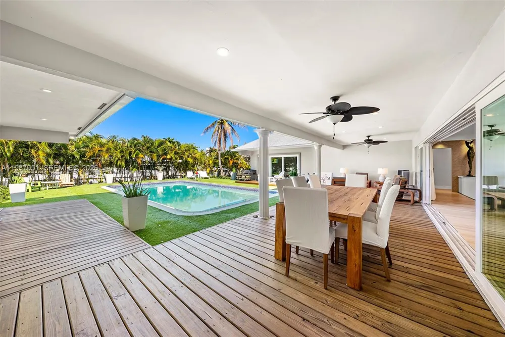 424 Alamanda Dr Hallandale Beach, FL 33009