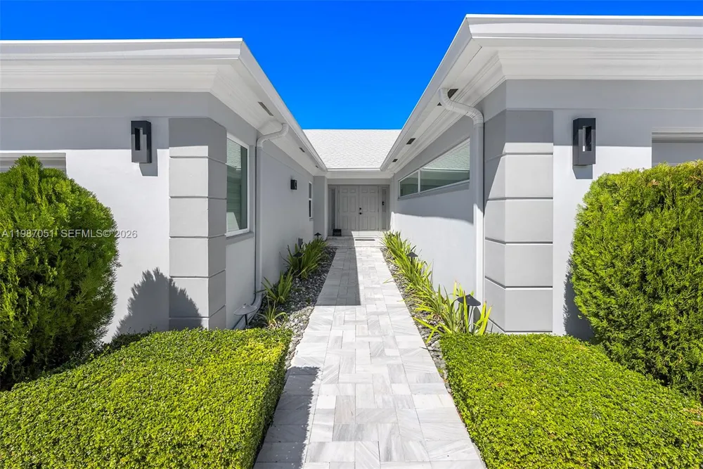 424 Alamanda Dr Hallandale Beach, FL 33009