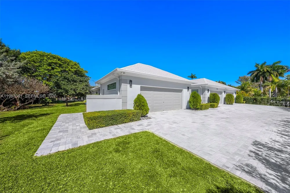 424 Alamanda Dr Hallandale Beach, FL 33009