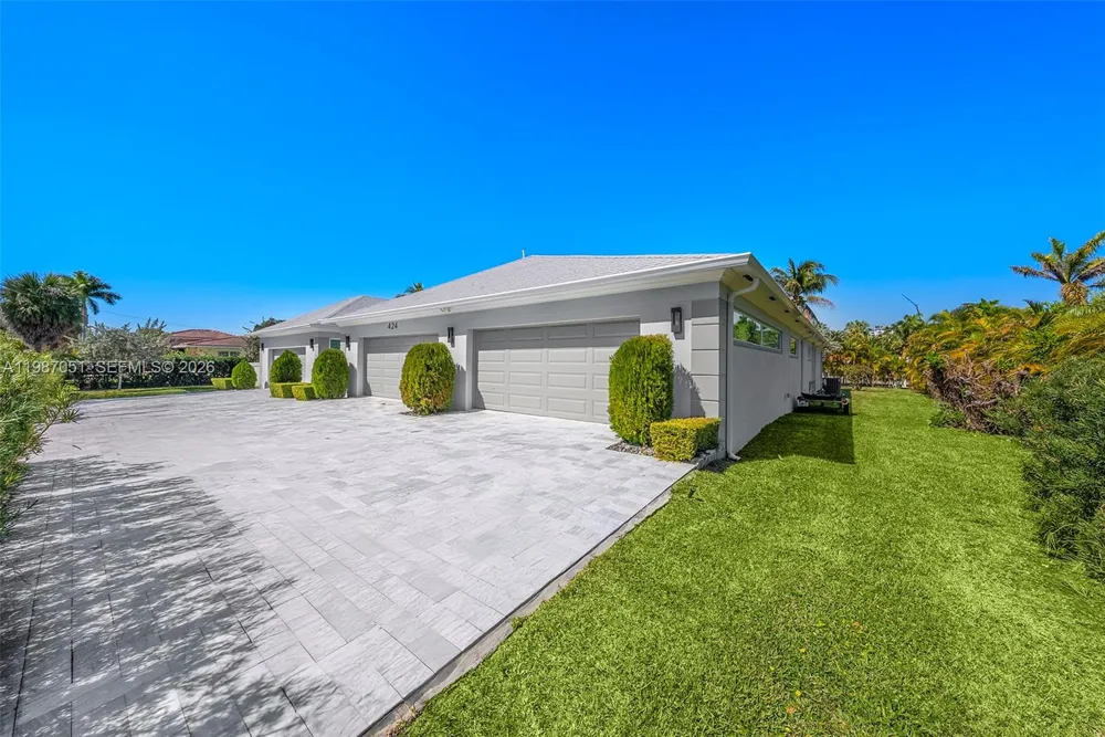 424 Alamanda Dr Hallandale Beach, FL 33009