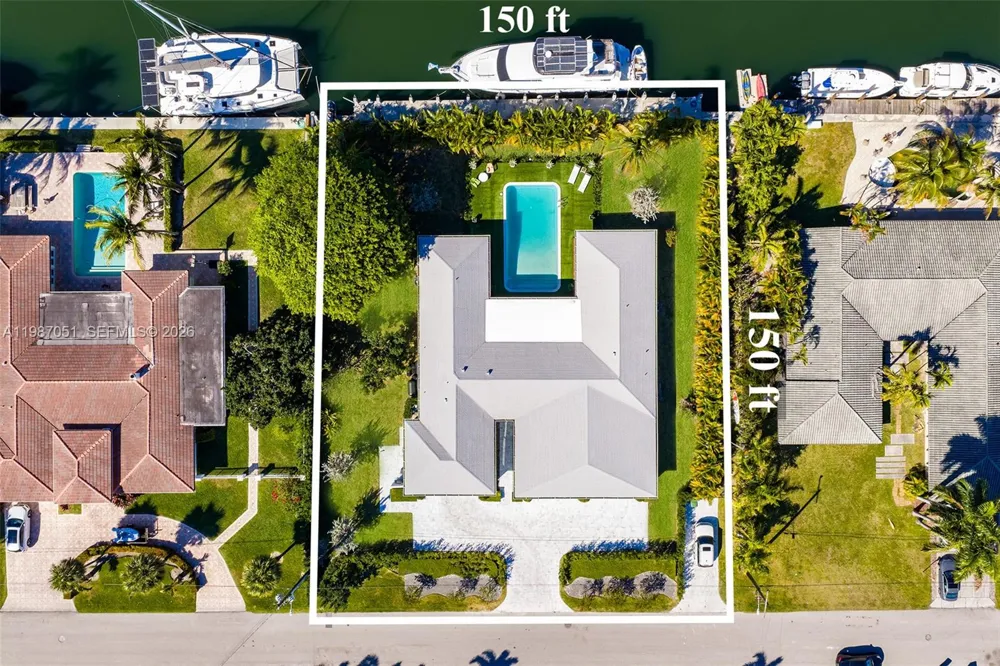 424 Alamanda Dr Hallandale Beach, FL 33009