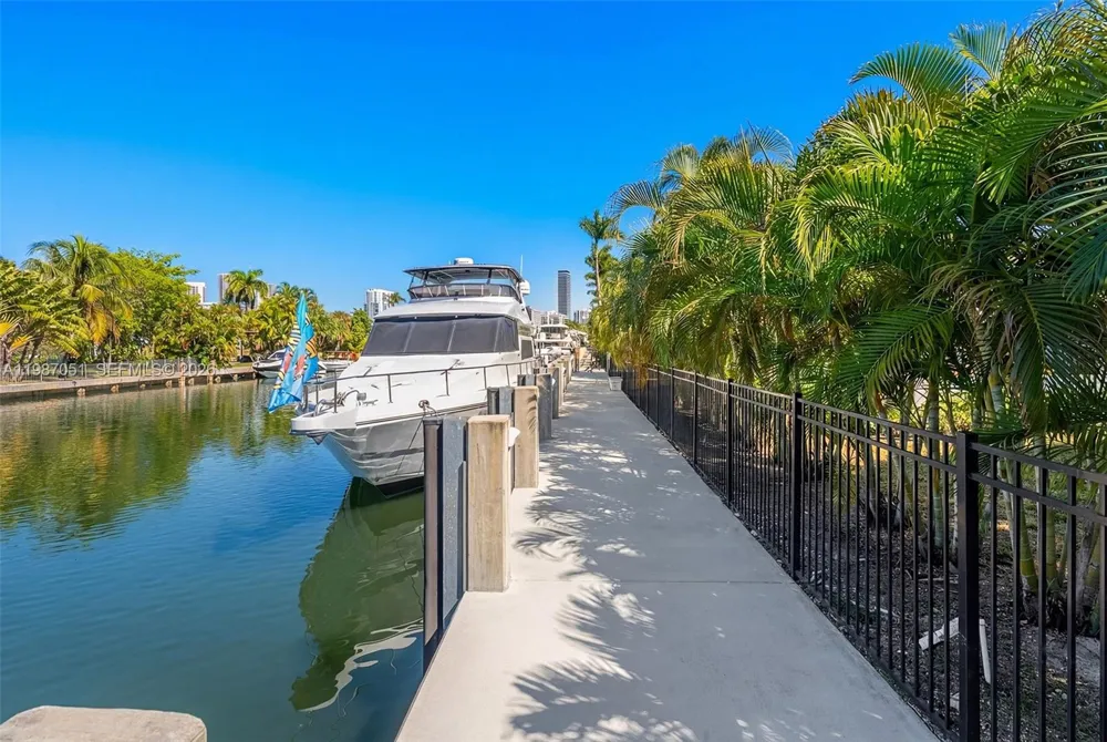424 Alamanda Dr Hallandale Beach, FL 33009