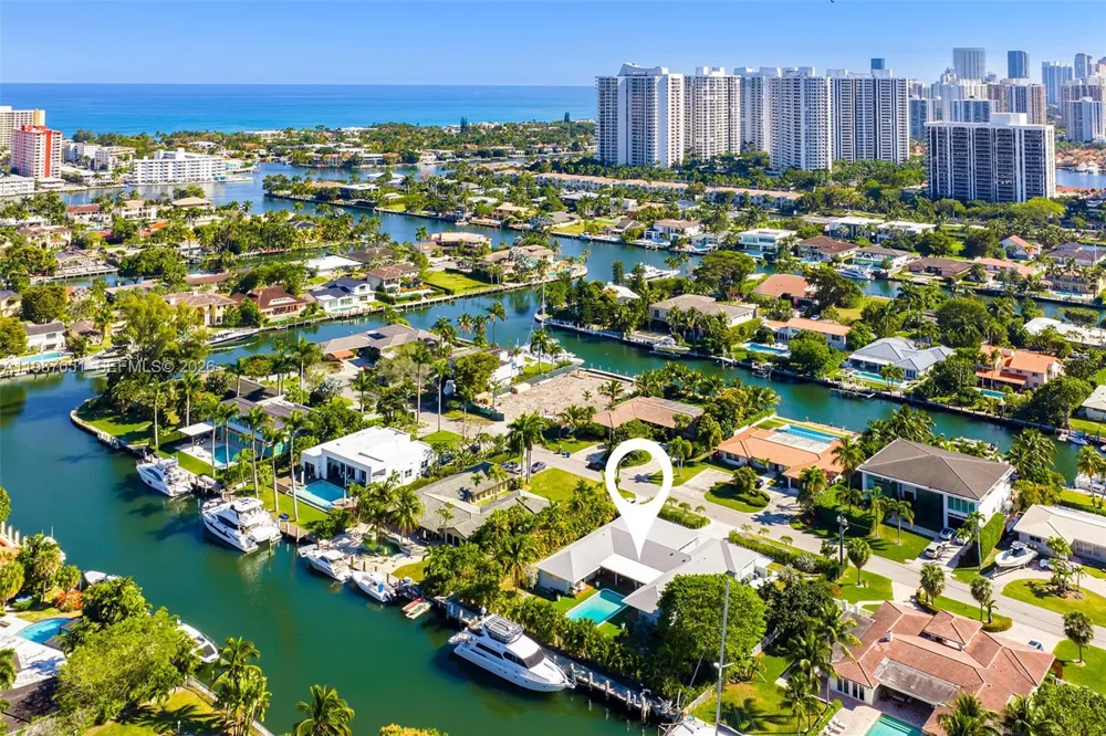 424 Alamanda Dr Hallandale Beach, FL 33009