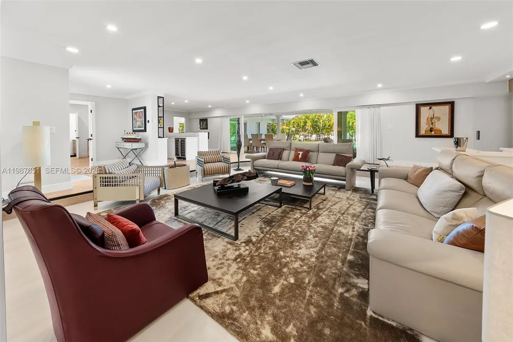 424 Alamanda Dr Hallandale Beach, FL 33009
