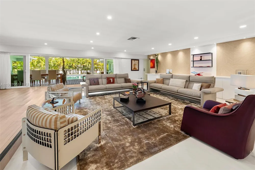 424 Alamanda Dr Hallandale Beach, FL 33009