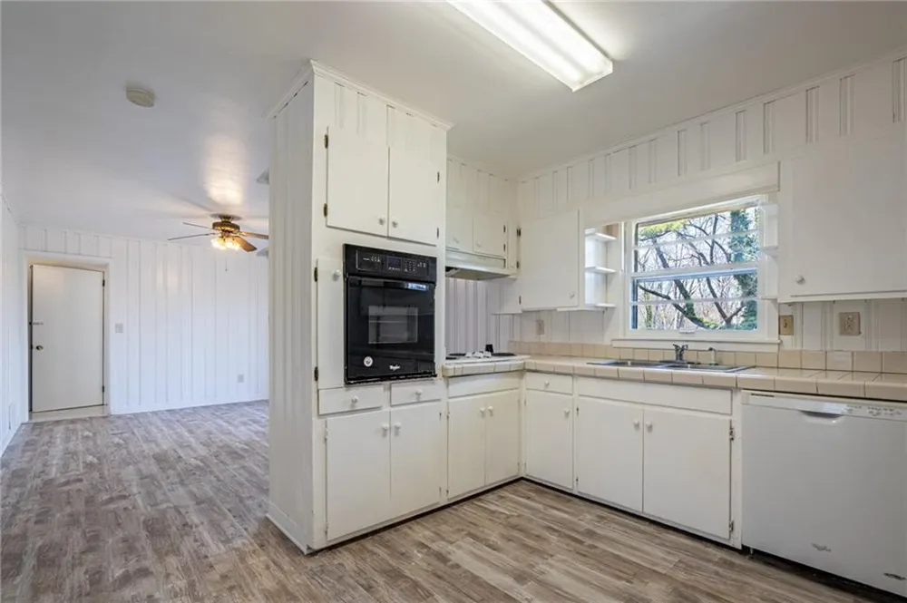 33 Summit Drive Lindale, GA 30147