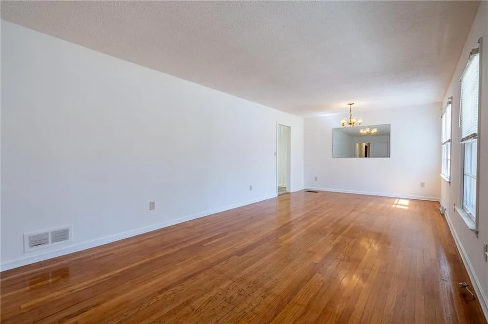 33 Summit Drive Lindale, GA 30147