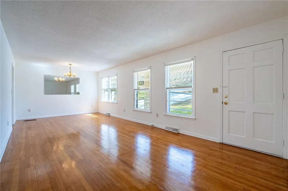 33 Summit Drive Lindale, GA 30147