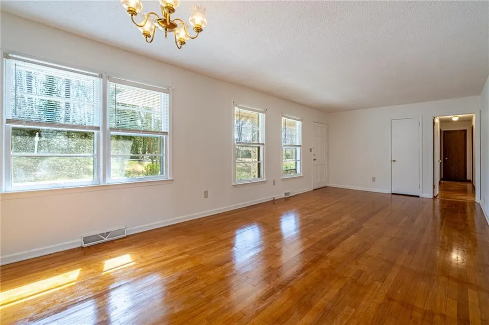33 Summit Drive Lindale, GA 30147