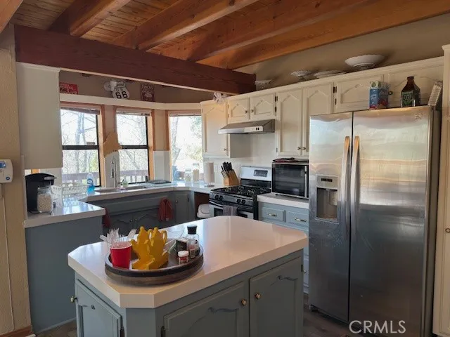 33466 Angeles Green Valley Lake, CA 92341