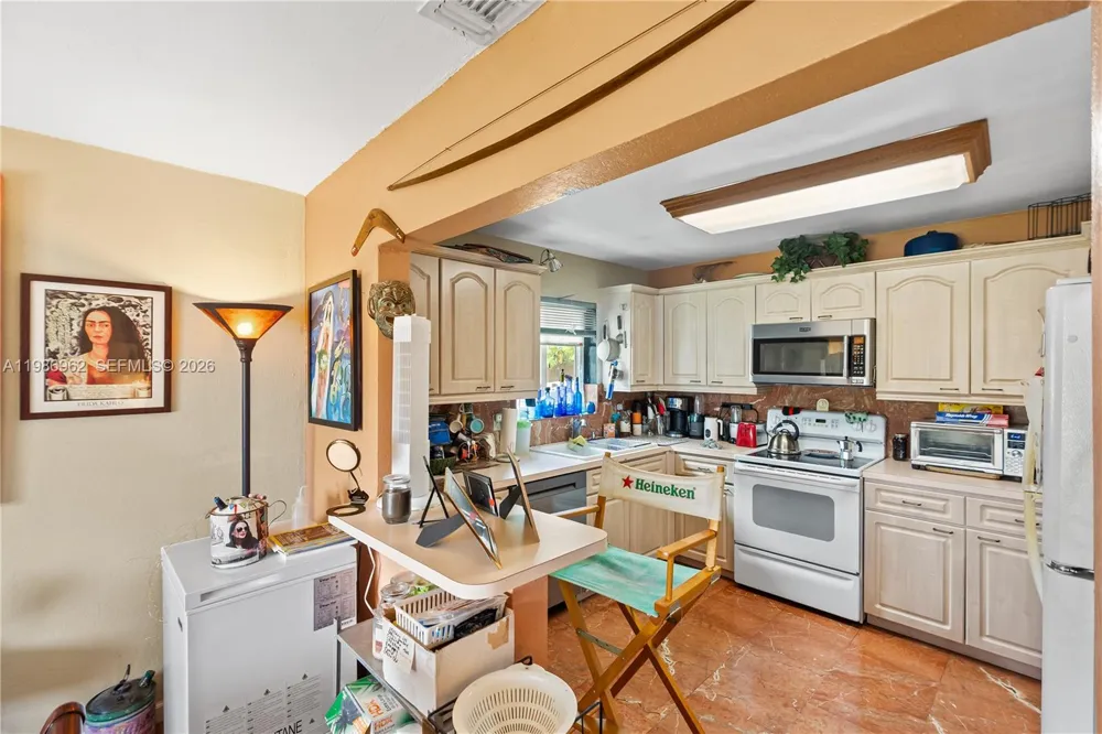 720 NW 4th St Hallandale Beach, FL 33009