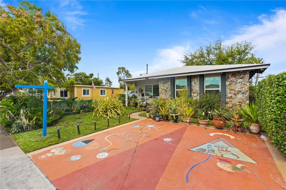 720 NW 4th St Hallandale Beach, FL 33009