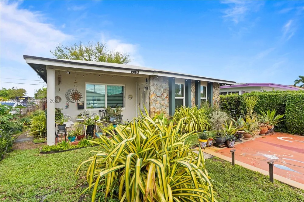 720 NW 4th St Hallandale Beach, FL 33009