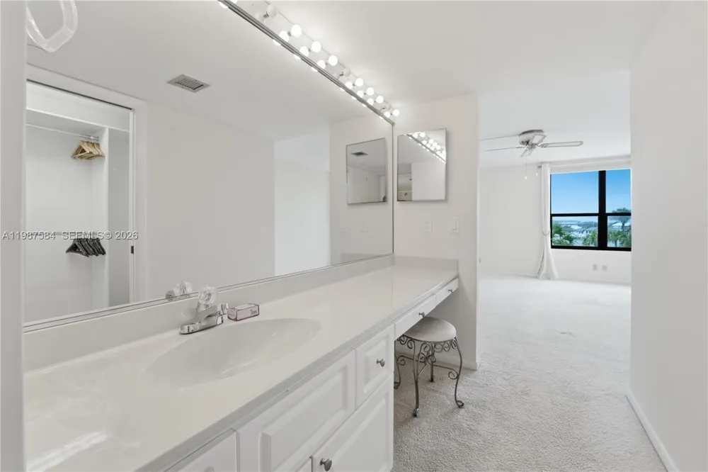 19670 Beach Rd #B323 Tequesta, FL 33469