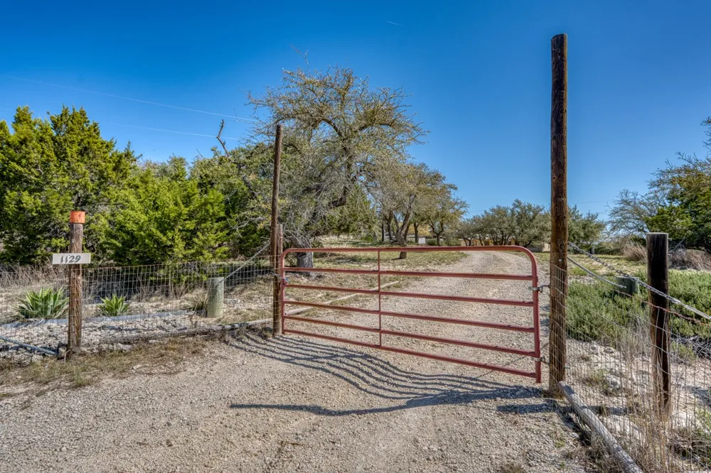 1129 Lonesome Loop Blanco, TX 78606
