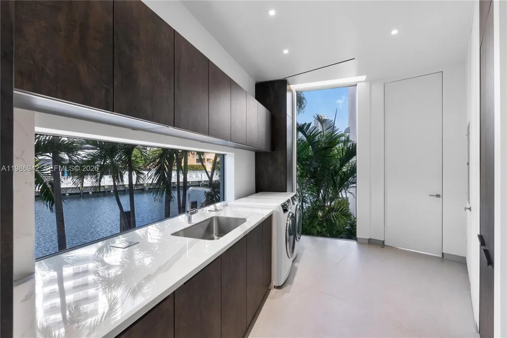 501 Palm Dr Hallandale Beach, FL 33009
