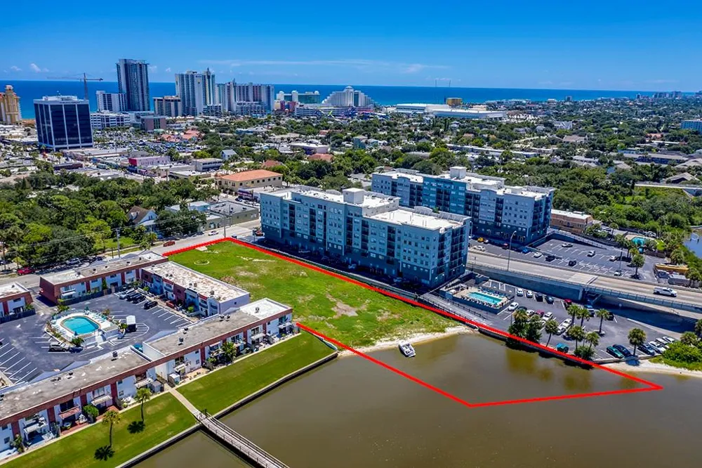 613 HALIFAX AVENUE Daytona Beach, FL 32118