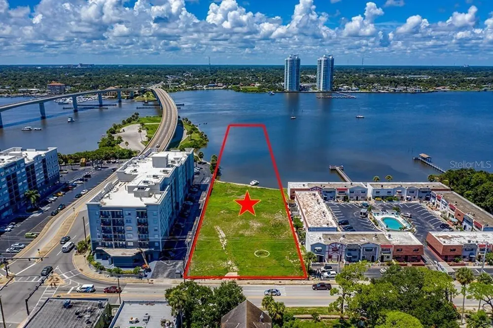 613 HALIFAX AVENUE Daytona Beach, FL 32118