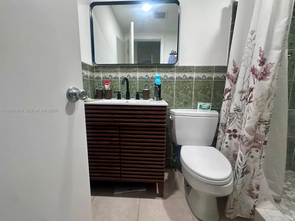 2385 NW 11th St #B16 Miami, FL 33125