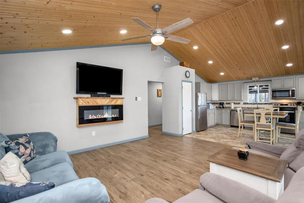 600 Pine Island Cove Road Grapeland, TX 75844