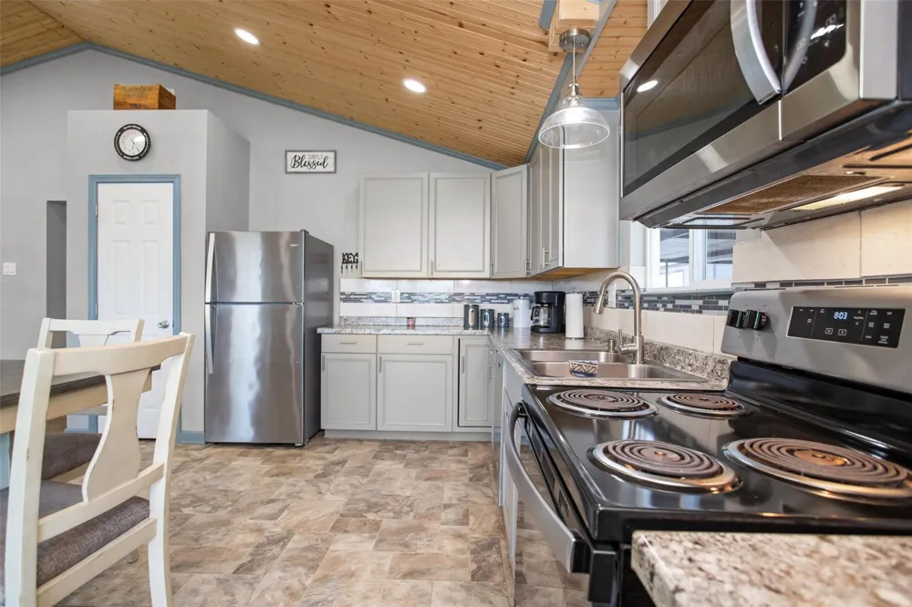 600 Pine Island Cove Road Grapeland, TX 75844