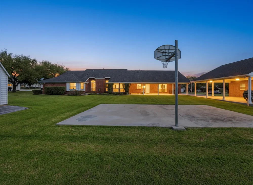 714 Louisiana Avenue Shiner, TX 77984