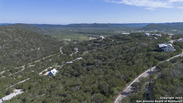 34 CAT CLAW MTN RD Concan, TX 78838