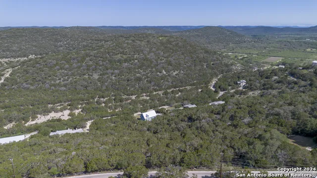 34 CAT CLAW MTN RD Concan, TX 78838